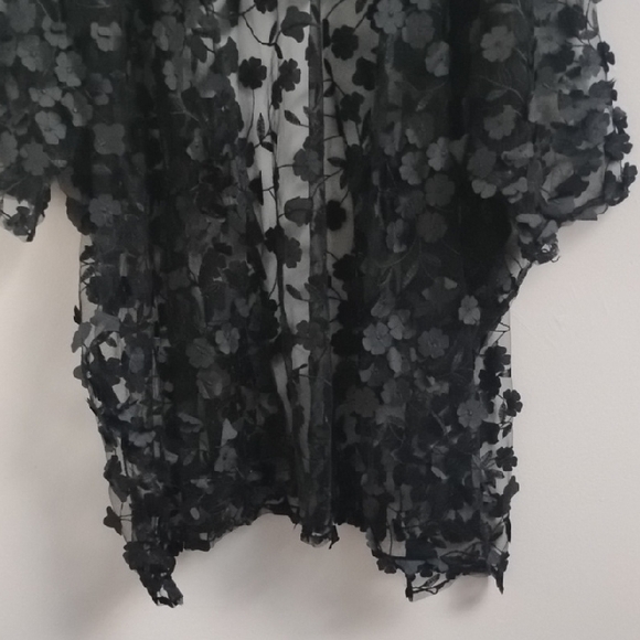 *NWT House Of Harlow 1960 Black Sheer Floral Romantic Whimsy Applique Kimono - Picture 3 of 12
